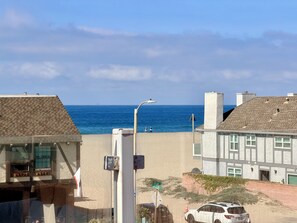 بالقرب من الشاطئ