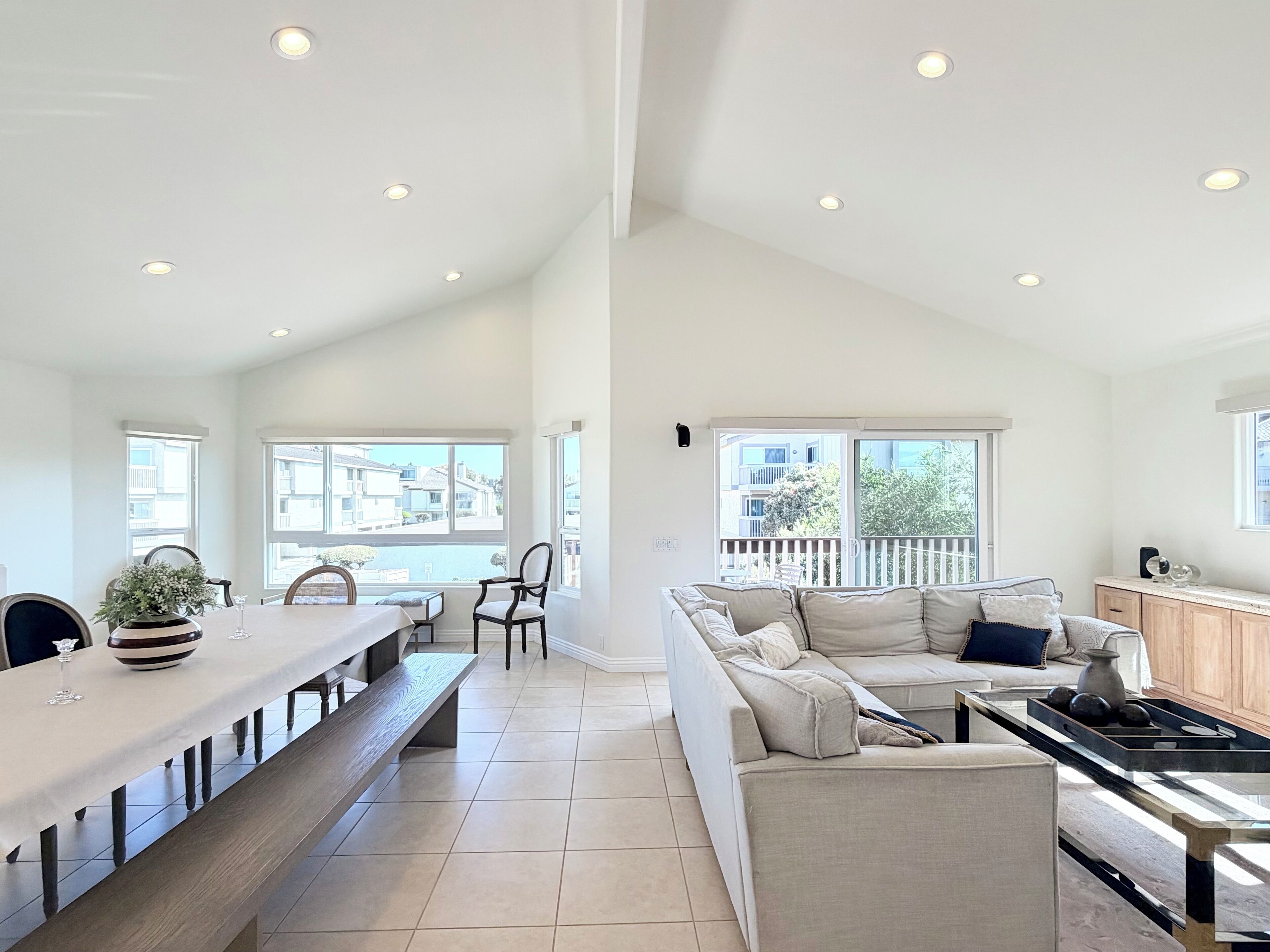 Een televisie, een open haard en een computerscherm