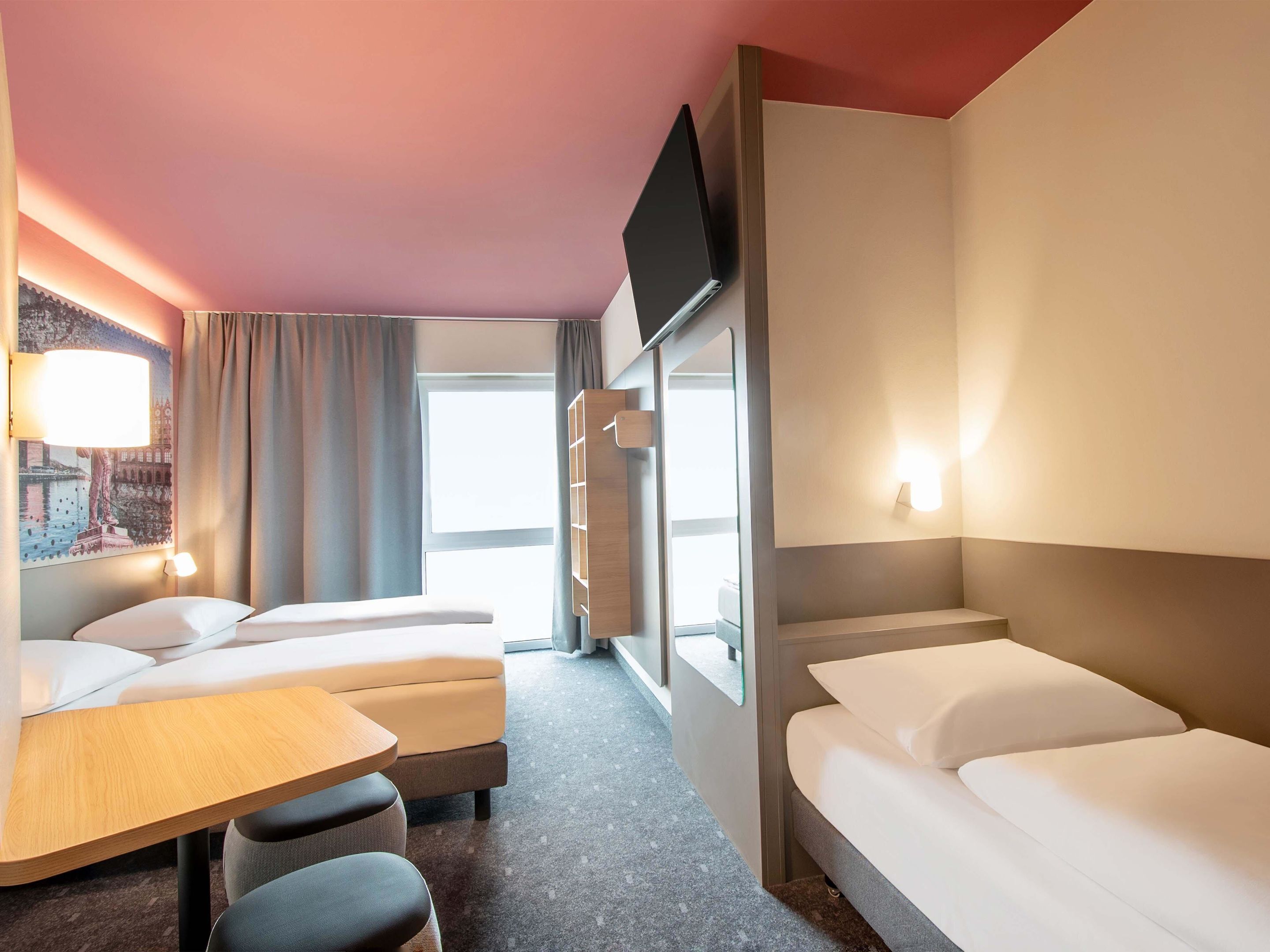 Triple Room | Desk, free WiFi