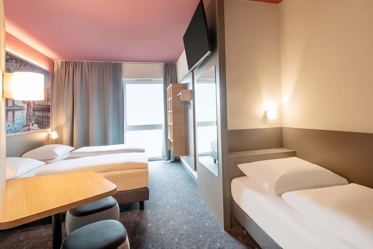 Triple Room | Desk, free WiFi