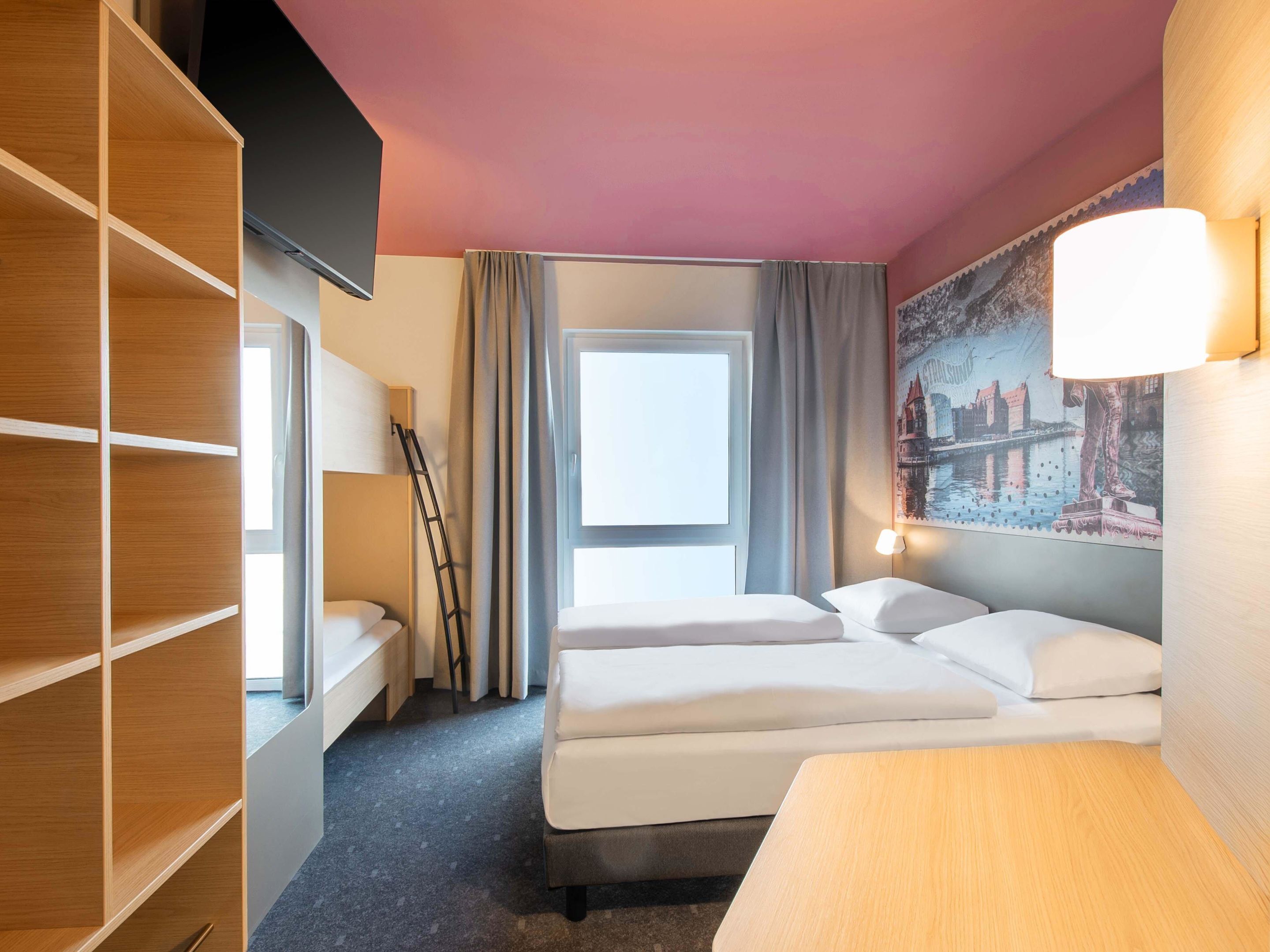 Family Room | Desk, free WiFi