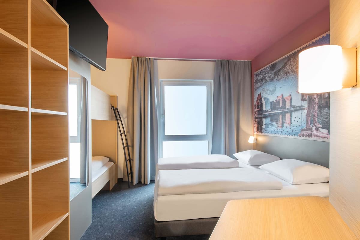 Family Room | Desk, free WiFi