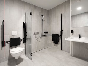 Shower, hair dryer, towels, soap - B&B Hotel Stralsund (Stralsund)