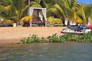 Yakında özel plaj, plaj havlusu, tüplü dalış, plaj voleybolu 