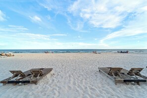 På stranden