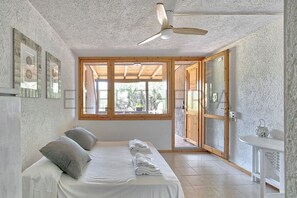 1 bedroom, WiFi, bed sheets - Studio apartment in the center of the Emerald Coast (Cugnana Verde)