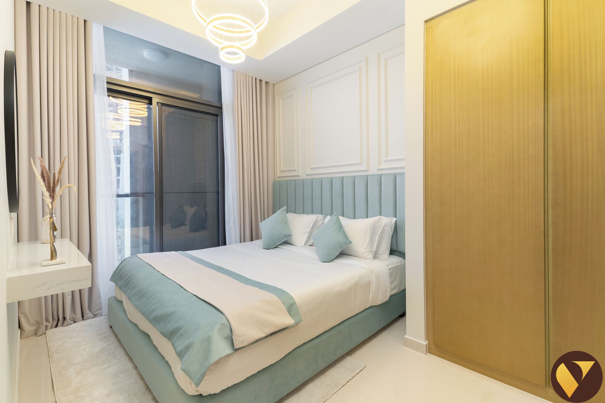 Une chambre à coucher moderne avec un lit, une table de chevet, un miroir et une armoire.