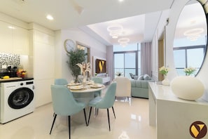 Appartement Luxe, balcon, vue mer | Fer et planche à repasser, lits bébé (en supplément), Wi-Fi gratuit