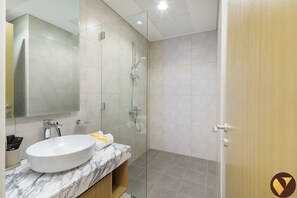 Luksusleilighet, balkong, sjøutsikt | Bad | Separat badekar og dusj, toalettartikler (inkludert), hårføner og tøfler