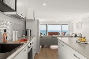 ثلاجة، ميكروويف، فرن، موقد طهي مسطح