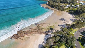 Una spiaggia nelle vicinanze