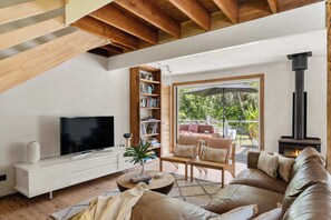 TV, fireplace - Coastal Soul at Narrawallee (Narrawallee)