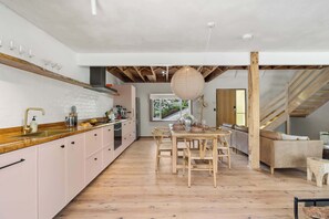 Fridge, microwave, oven, stovetop - Coastal Soul at Narrawallee (Narrawallee)