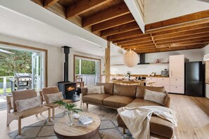 TV, fireplace - Coastal Soul at Narrawallee (Narrawallee)
