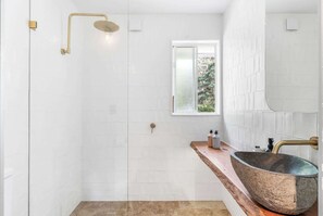 Dusche, Haartrockner, Shampoo