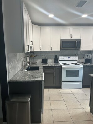 Kjøleskap, mikrobølgeovn, ovn og kokeplater