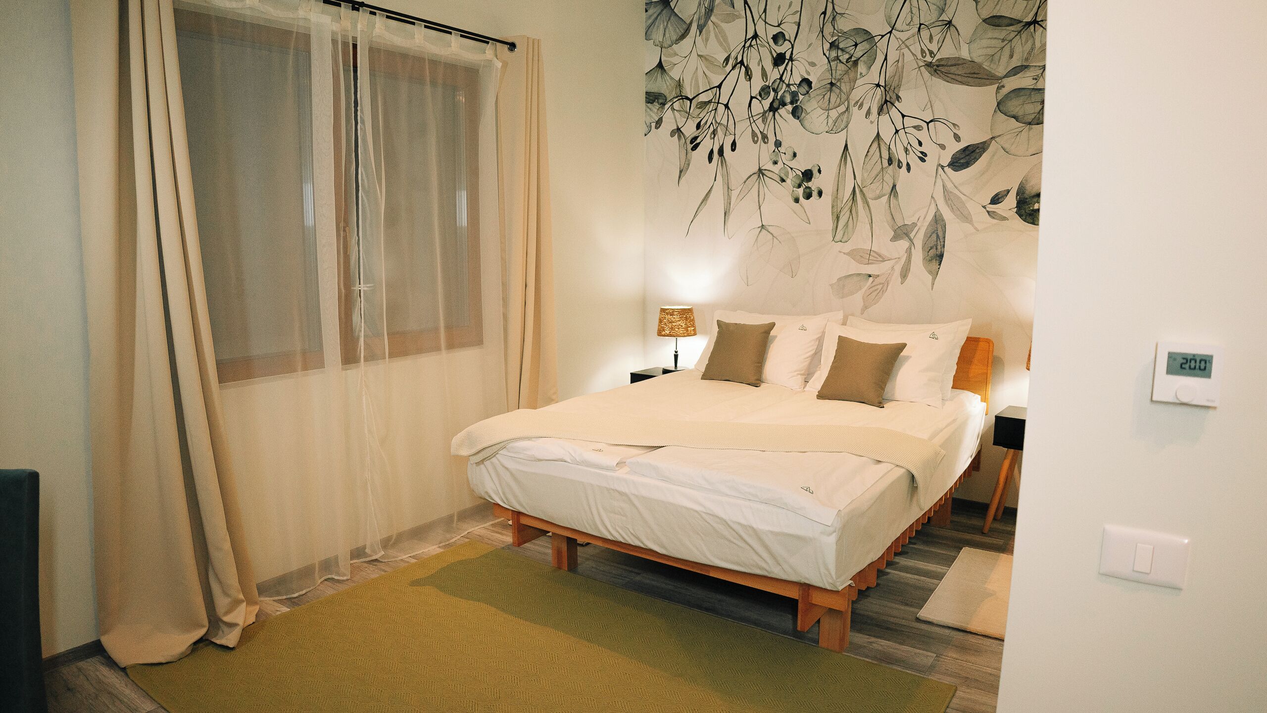 Herbergi með tvíbreiðu rúmi - aðgengilegt fyrir fatlaða | Míníbar, öryggishólf í herbergi, skrifborð, vinnuaðstaða fyrir fartölvur