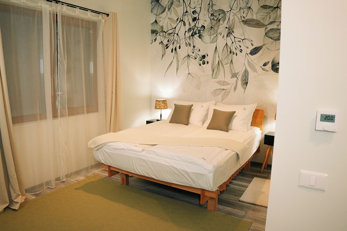 Herbergi með tvíbreiðu rúmi - aðgengilegt fyrir fatlaða | Míníbar, öryggishólf í herbergi, skrifborð, vinnuaðstaða fyrir fartölvur