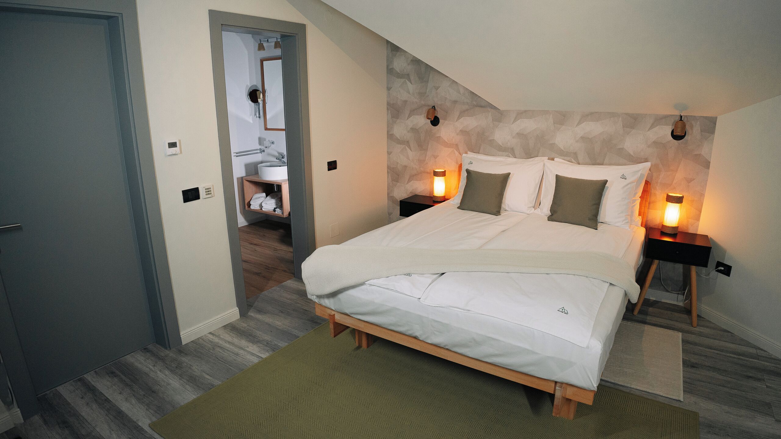 Economy-herbergi með tvíbreiðu rúmi | Míníbar, öryggishólf í herbergi, skrifborð, vinnuaðstaða fyrir fartölvur