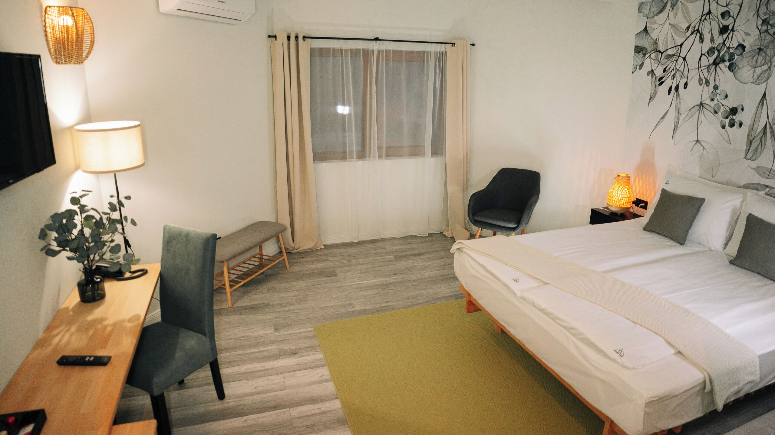 Standard-herbergi með tvíbreiðu rúmi | Míníbar, öryggishólf í herbergi, skrifborð, vinnuaðstaða fyrir fartölvur