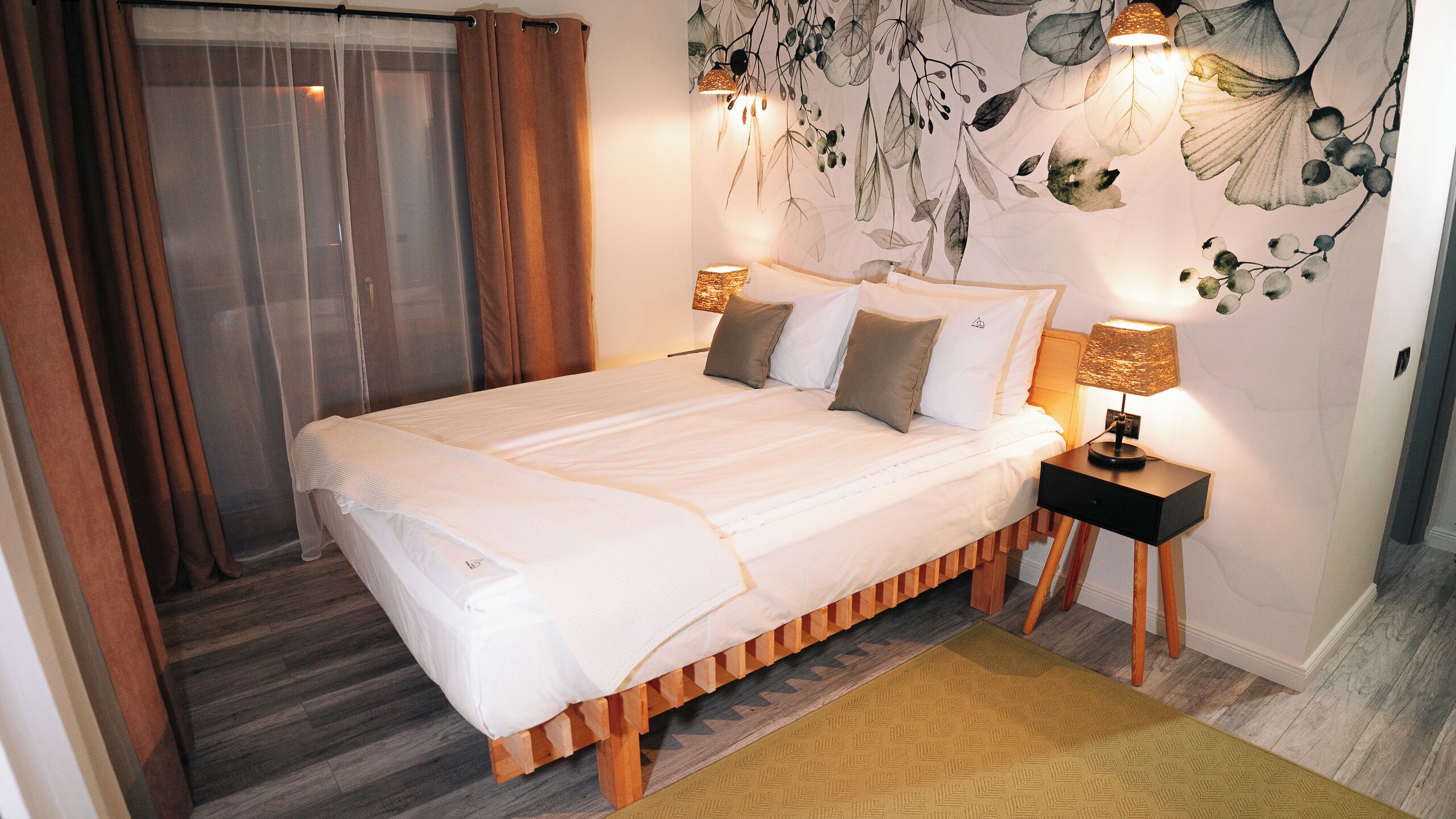 Standard-herbergi með tvíbreiðu rúmi - verönd | Míníbar, öryggishólf í herbergi, skrifborð, vinnuaðstaða fyrir fartölvur