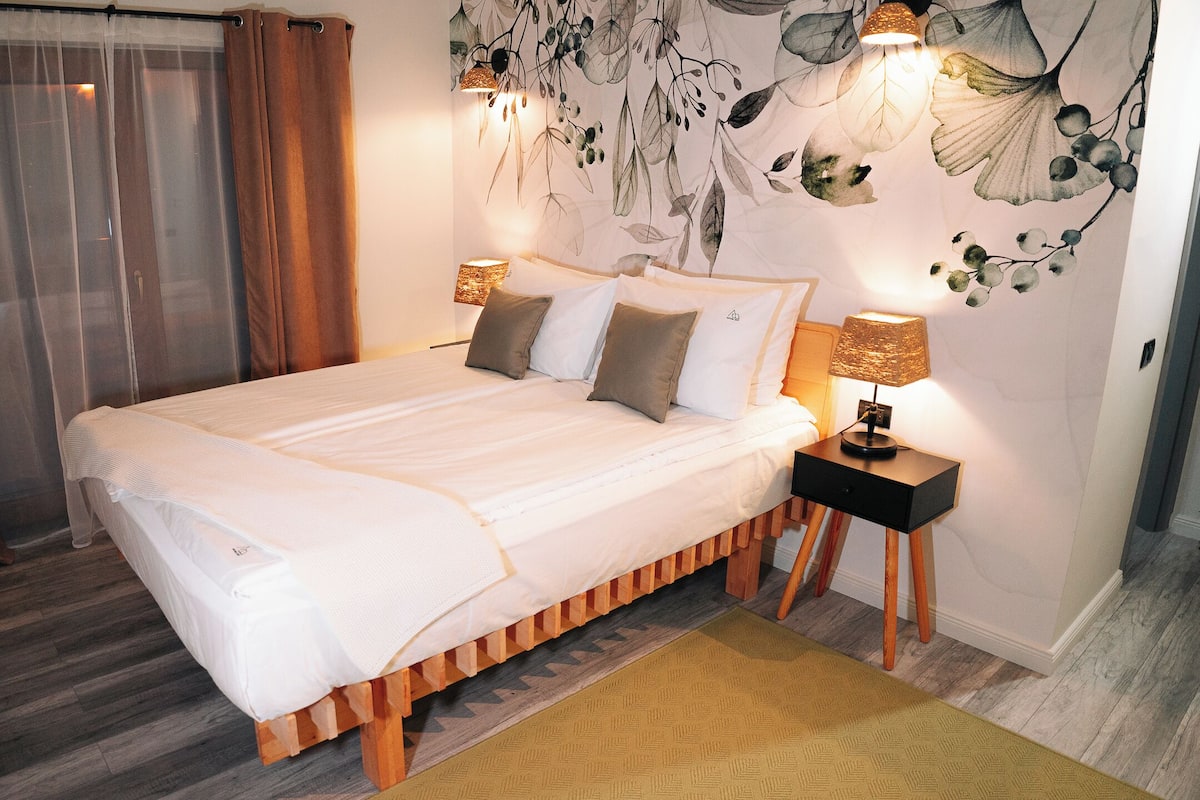 Standard-herbergi með tvíbreiðu rúmi - verönd | Míníbar, öryggishólf í herbergi, skrifborð, vinnuaðstaða fyrir fartölvur