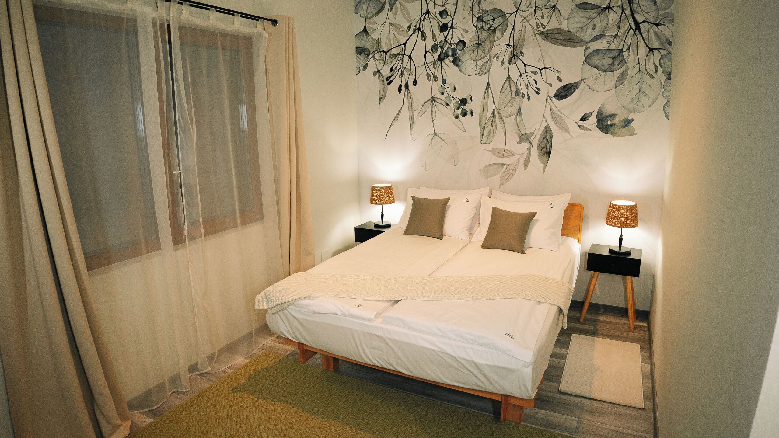 Minibar, caja de seguridad en la habitación y escritorio 