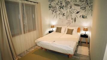 Minibar, caja de seguridad en la habitación y escritorio