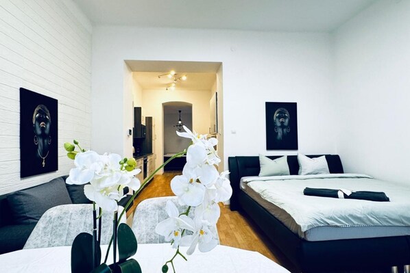 2 habitaciones, tabla de planchar con plancha y ropa de cama 