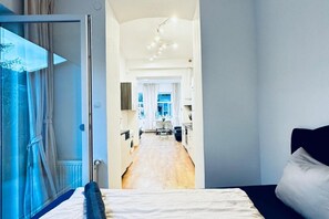 2 habitaciones, tabla de planchar con plancha y ropa de cama 