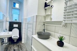 Secador de cabelo, toalhas de banho, sabonete, shampoo