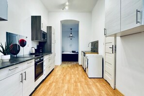 Micro-ondas, fogão, cooktop, cafeteira/chaleira