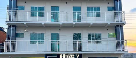 Un immeuble à plusieurs étages sur lequel on peut lire l’inscription : « HÔTEL IDEAL ».