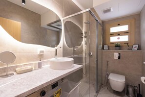 Shower, hair dryer, bidet, towels