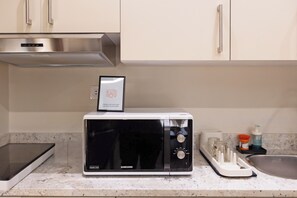 Private kitchen - Solis 1-bedroom suite next to CFC/District 5/Water way 5A/Garden 8/GUC/AUC. (Cairo)