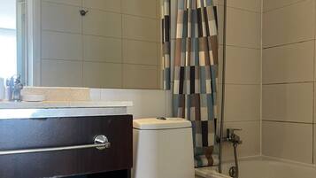 Appartamento | Bagno | Combinazione doccia/vasca, asciugacapelli, asciugamani, sapone