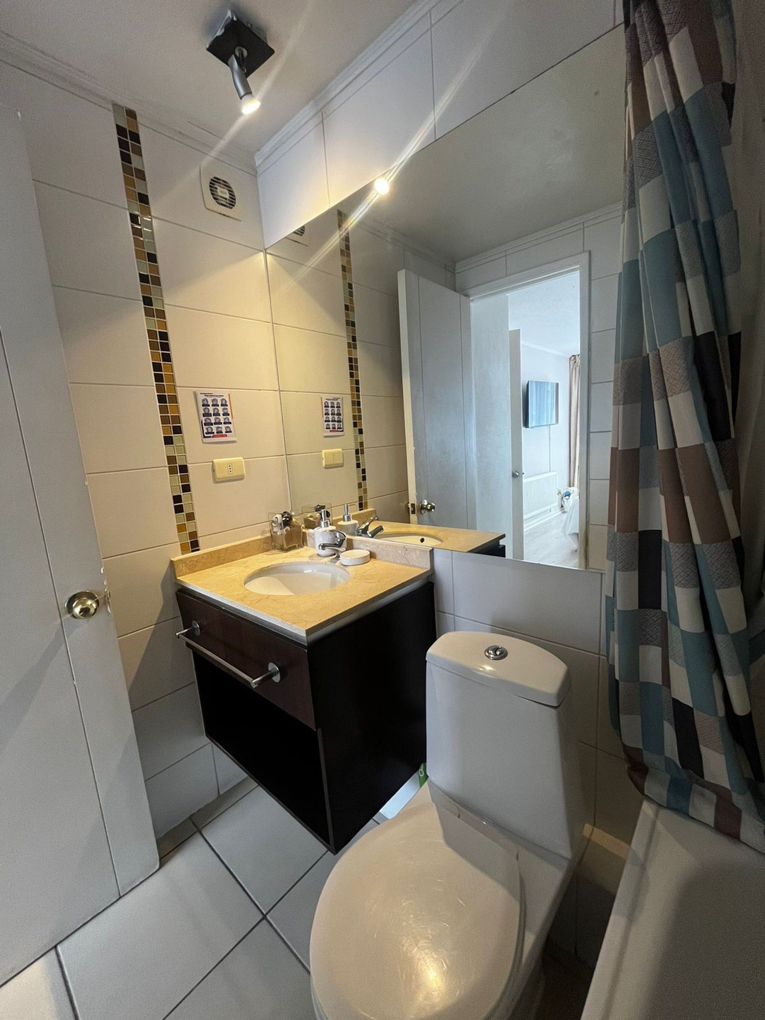 Apartment | Bilik Mandi | Gabungan pancuran/tab mandi, pengering rambut, tuala disediakan, sabun 