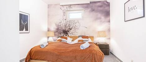 5 bedrooms, WiFi, bed sheets