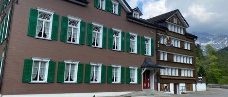 Vista frontal de la propiedad