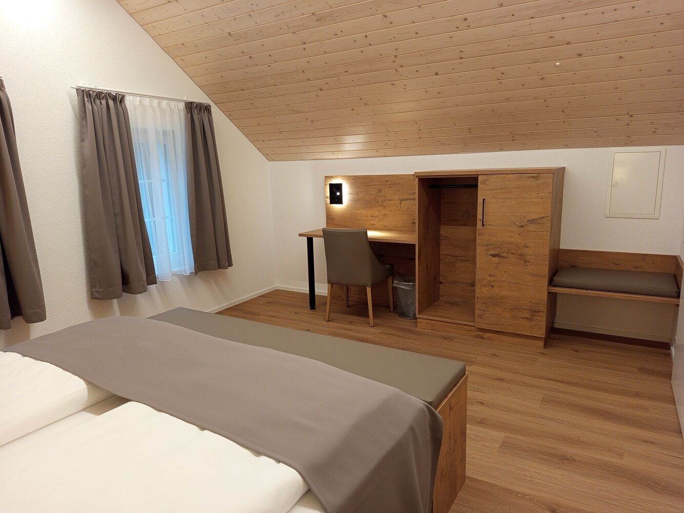 Une chambre avec un lit, un bureau et une chaise.