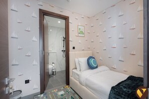 Apartamento de lujo, balcón, vistas al puerto | Tabla de planchar con plancha, cunas (de pago), wifi gratis