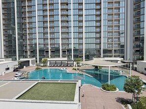 Una piscina al aire libre