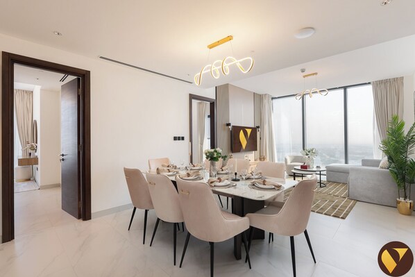 Luxury-Apartment, Balkon, Hafenblick | Essbereich im Zimmer