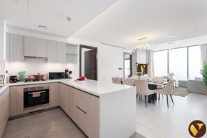 Departamento de lujo, balcón, vista al puerto | Cocina privada | Refrigerador con congelador, microondas, horno y parrilla de estufa