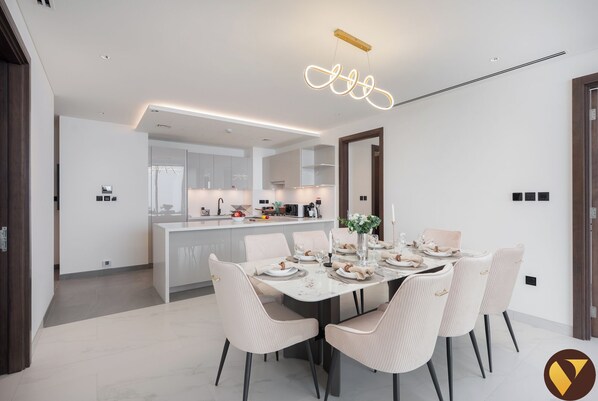 Apartamento de lujo, balcón, vistas al puerto | Servicio de comidas en la habitación