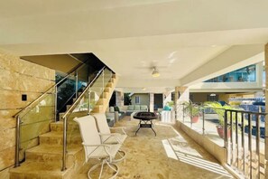 المنشأة من الداخل