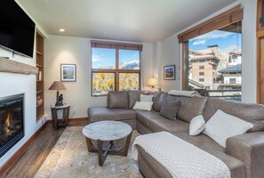 Smart TV, fireplace - Granita-Curate Telluride-TRUE Ski-in/Out, Fireplace, Views, Parking (Mountain Village)