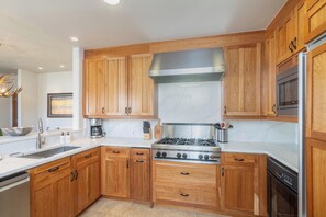 Fridge, microwave, oven, stovetop - Granita-Curate Telluride-TRUE Ski-in/Out, Fireplace, Views, Parking (Mountain Village)