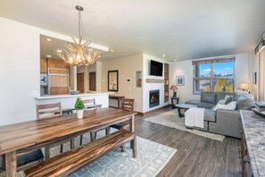 Smart TV, fireplace - Granita-Curate Telluride-TRUE Ski-in/Out, Fireplace, Views, Parking (Mountain Village)