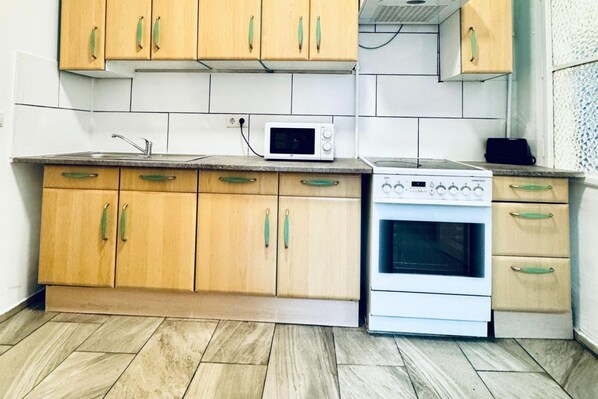 Een koelkast, een microgolfoven, een oven, een kookplaat